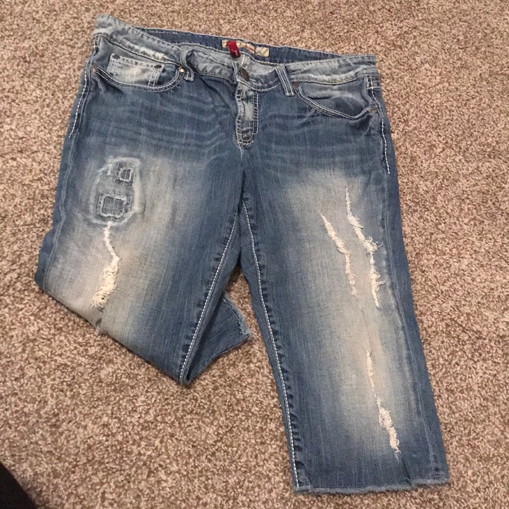 Buckle capris